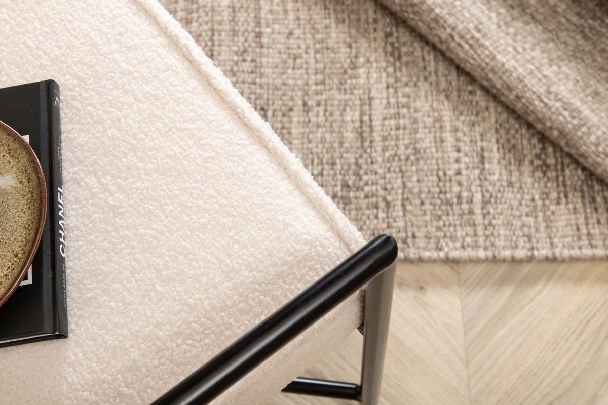 Designer Sessel Lundra – Polsterstuhl in Offwhite mit schwarzem Metallgestell