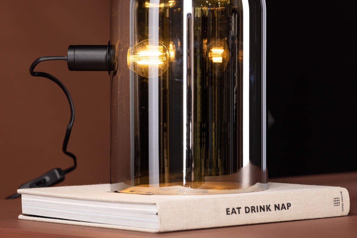 Tischlampe „Jasmin“ – Runde Formen sowie Rauchglas mit Spiegeleffekt