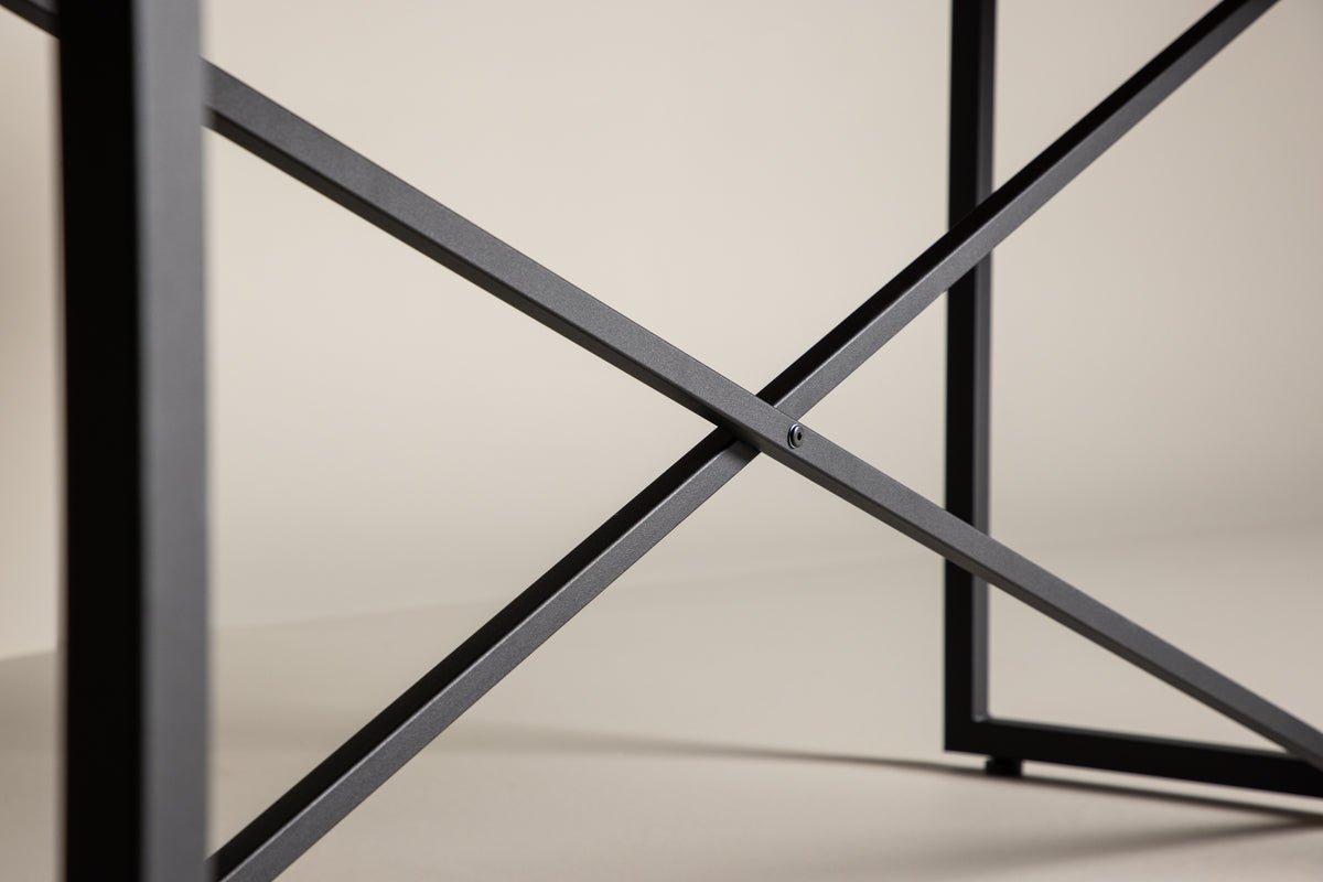 Esstisch Waiora - mit rustikaler Teakholzplatte für eine warme Atmosphäre