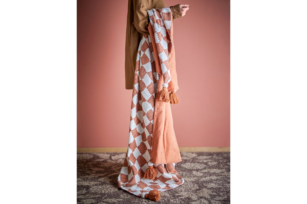 Tagesdecke Maru – Grafisches Karomuster in Braun und Weiß