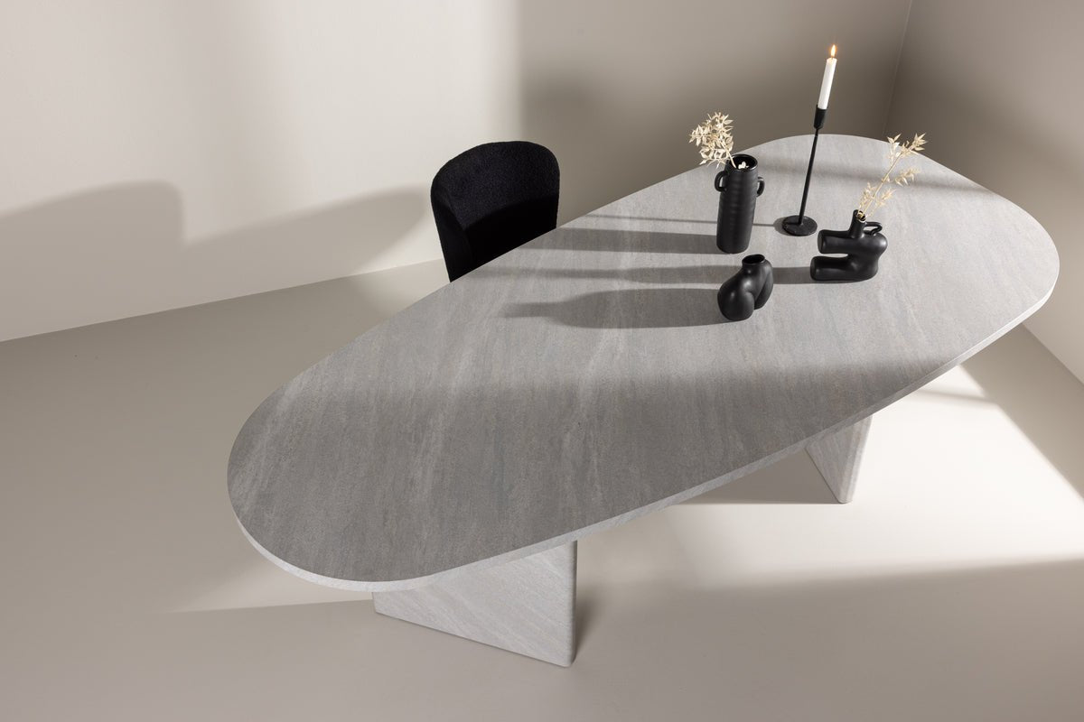 Esstisch Oaky - ein eleganter Tisch in ovaler Form