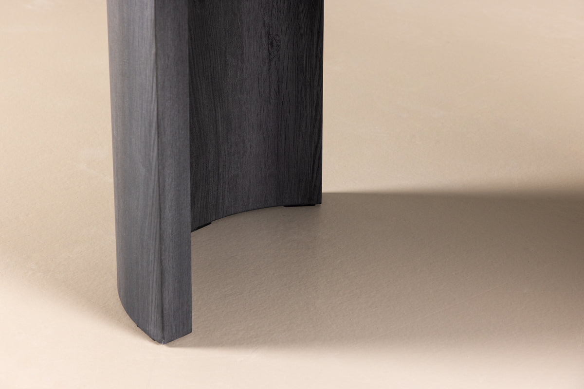 Esstisch Veyla - ein ovaler Esstisch in elegantem Schwarz