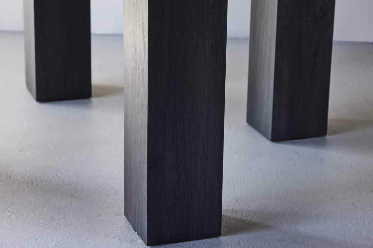 Esstisch Baylin – ein runder Esstisch in schwarzem MDF