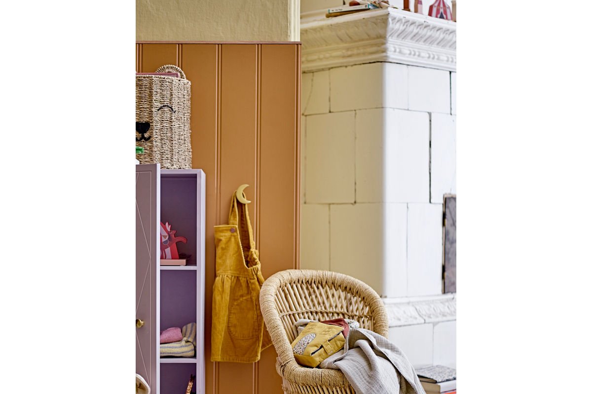 Wandschrank Lana – Violettes Holz-Kabinett mit Messinggriff & Musterfront