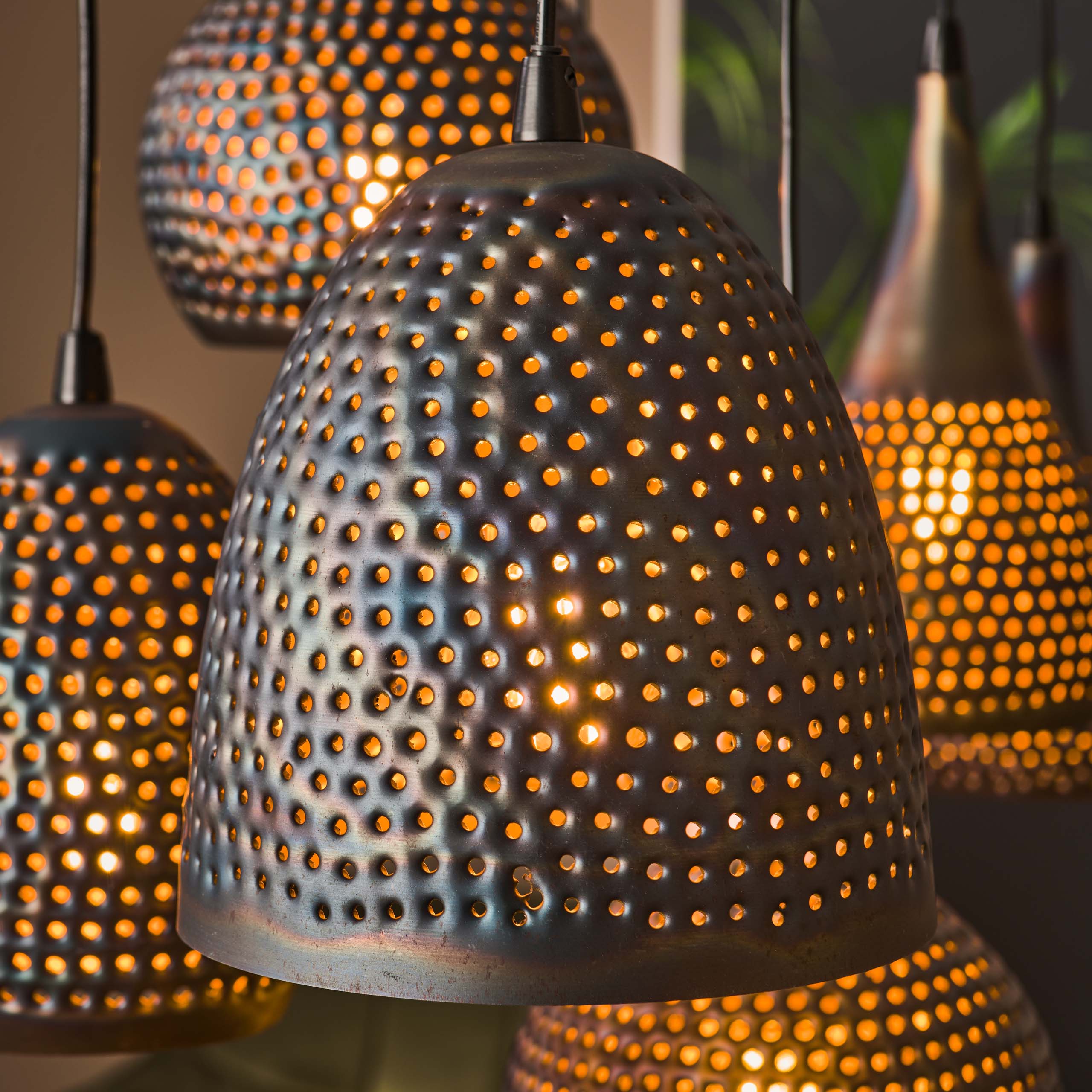Pendelleuchte "Lioris“ – Mit 7 individuellen Lampenschirmen aus Metall in Schwarz-Bronze