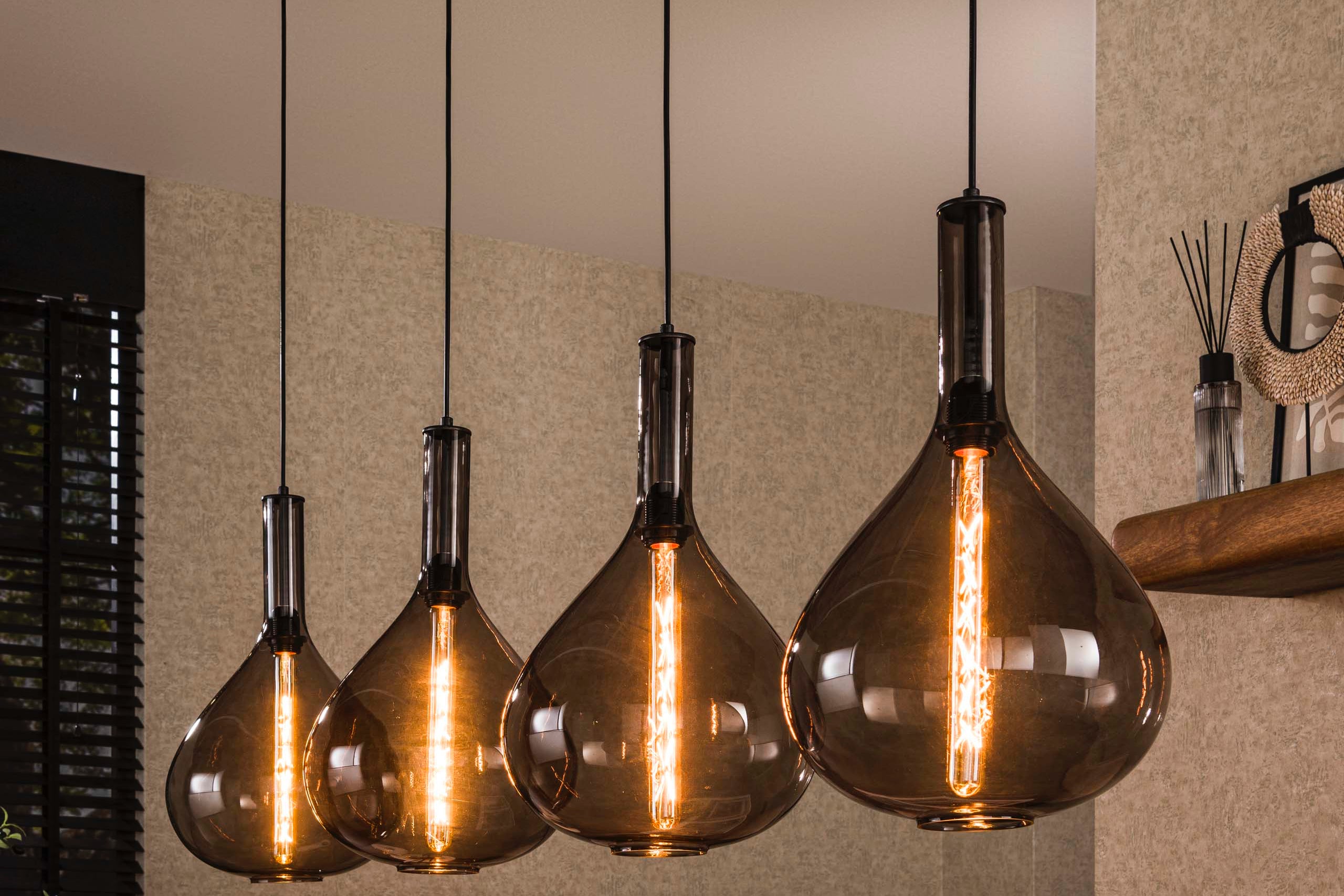 Pendelleuchte Noira – Rauchglas-Schirme in Artic Schwarz (4-flammig)