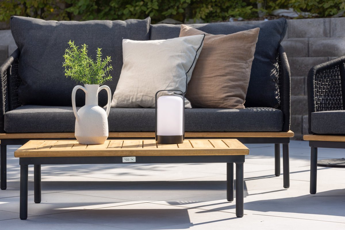 Garten Loungeset Malina – mit Holzdetails, geflochtenem Seil & grauen Kissen