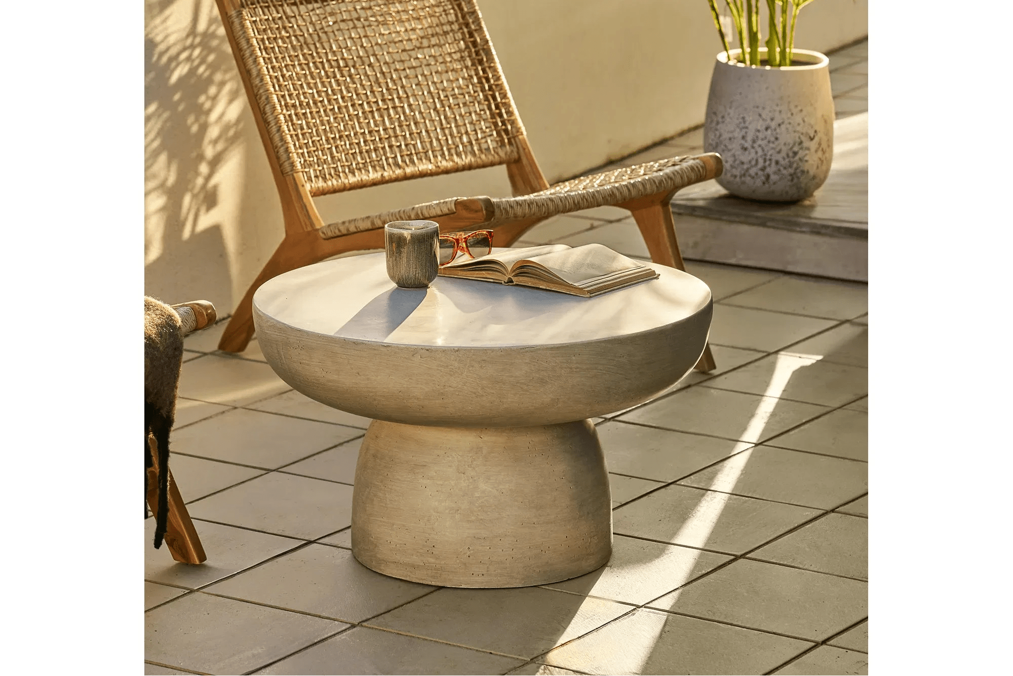 Garten Couchtisch Stonea – in skulpturaler Form aus Faserlehm in Grau