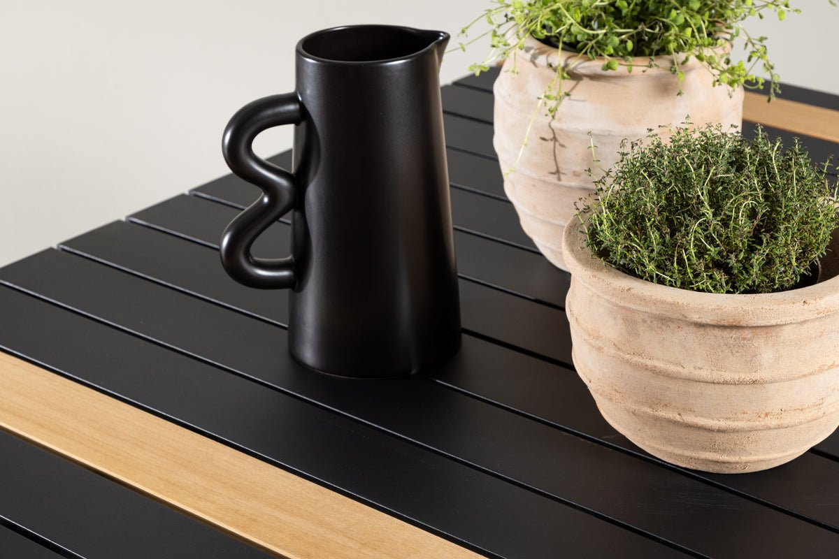 Gartentisch Nuru - Teakholz und Aluminium für Stabilität und Langlebigkeit