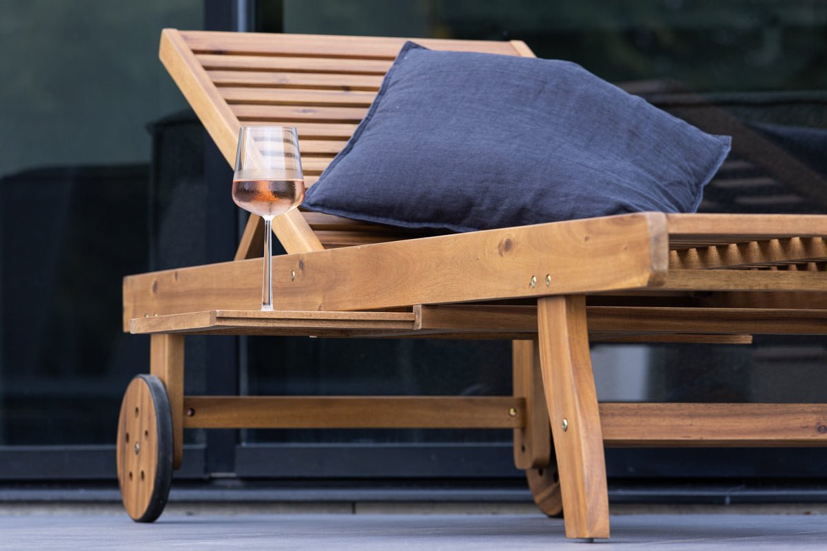 Sonnenliege Olyra - aus Akazienholz mit Rollen