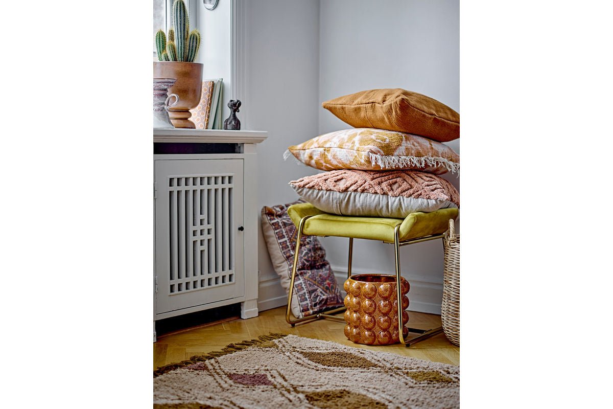 Blumentopf Avelin – Erhöhter Steinguttopf in warmem Braun