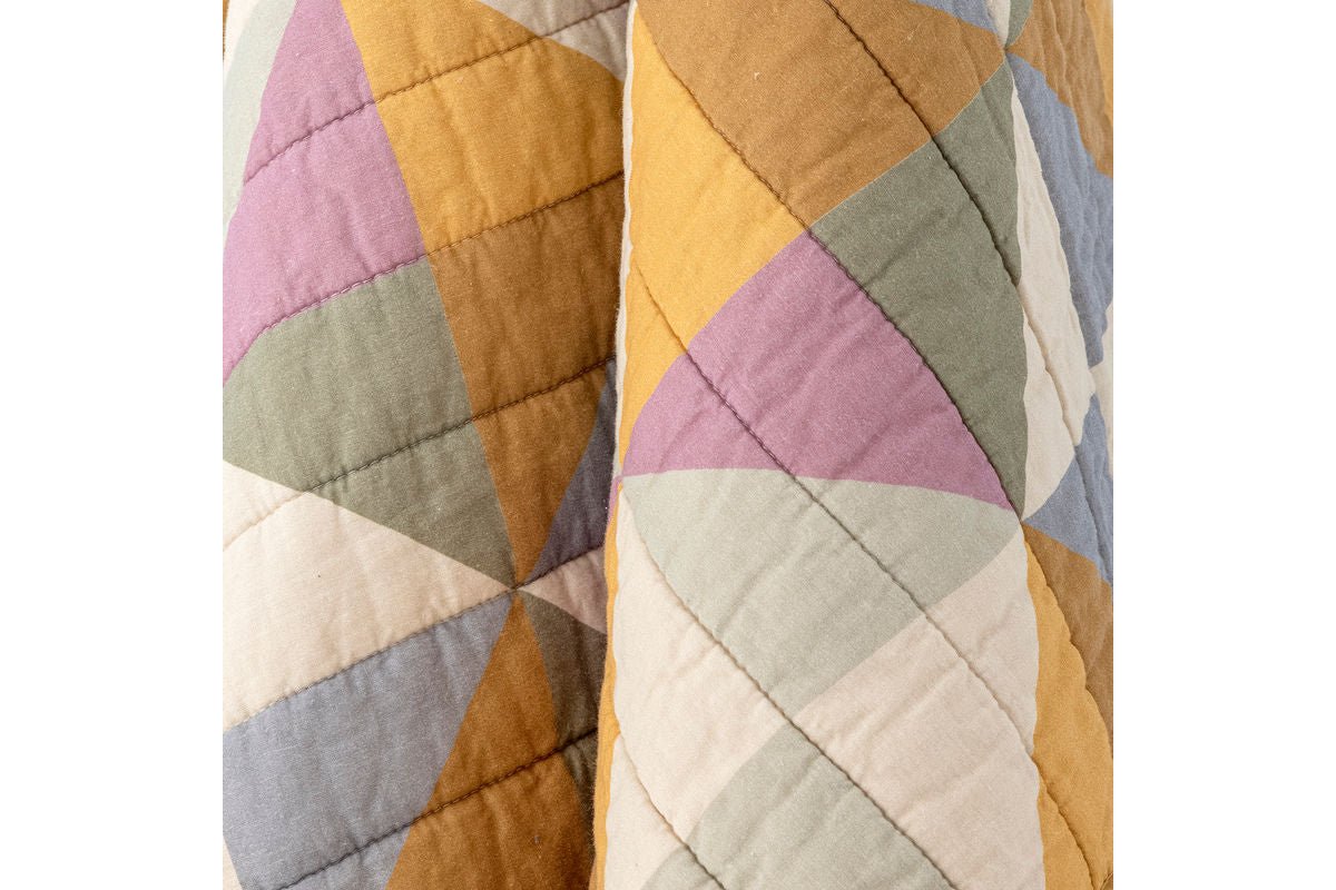 Tagesdecke Calira – Wendbarer Quilt mit geometrischem Muster