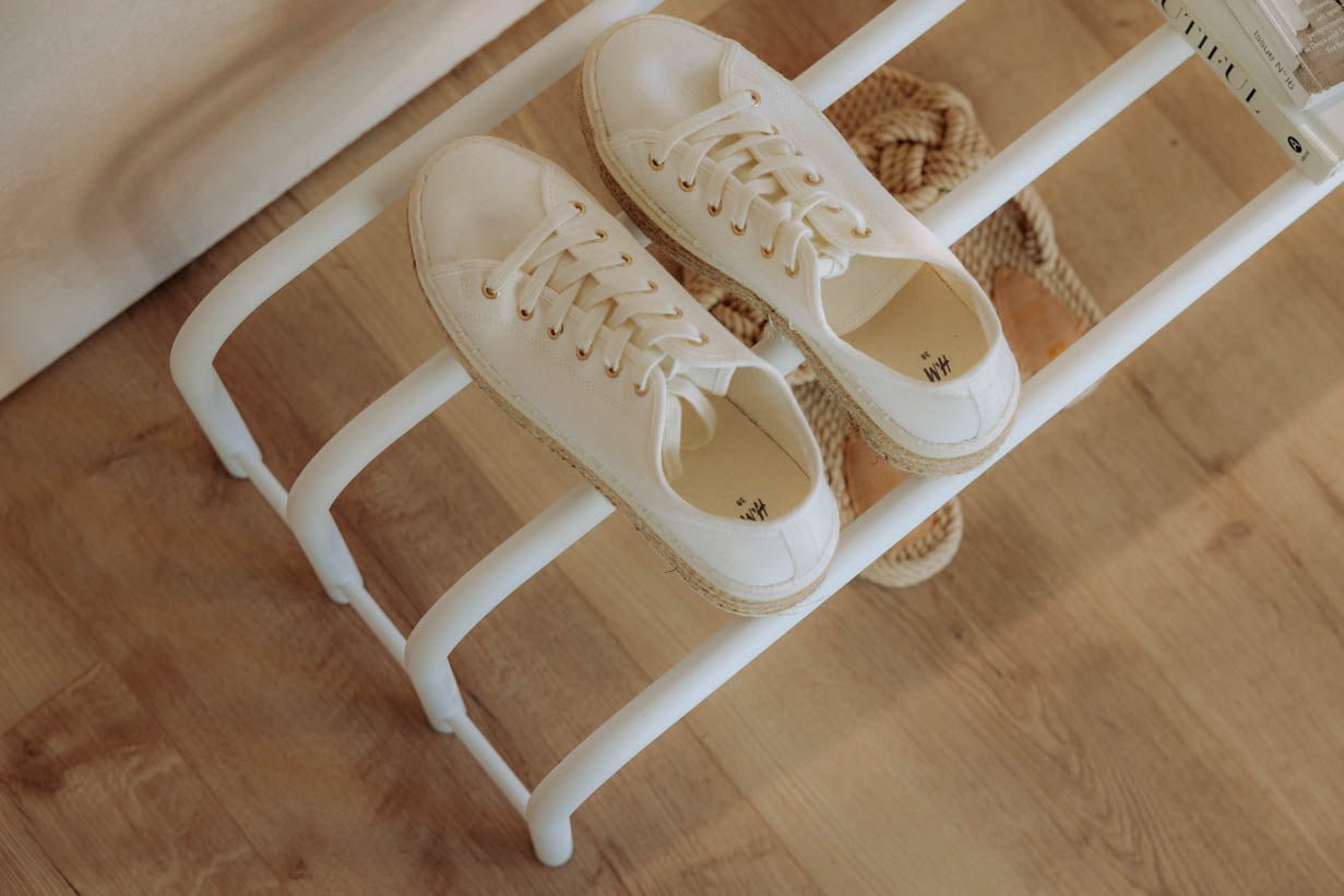 Schuhregal Camo – Edelstahl Design in Schwarz, Cashew oder Weiß