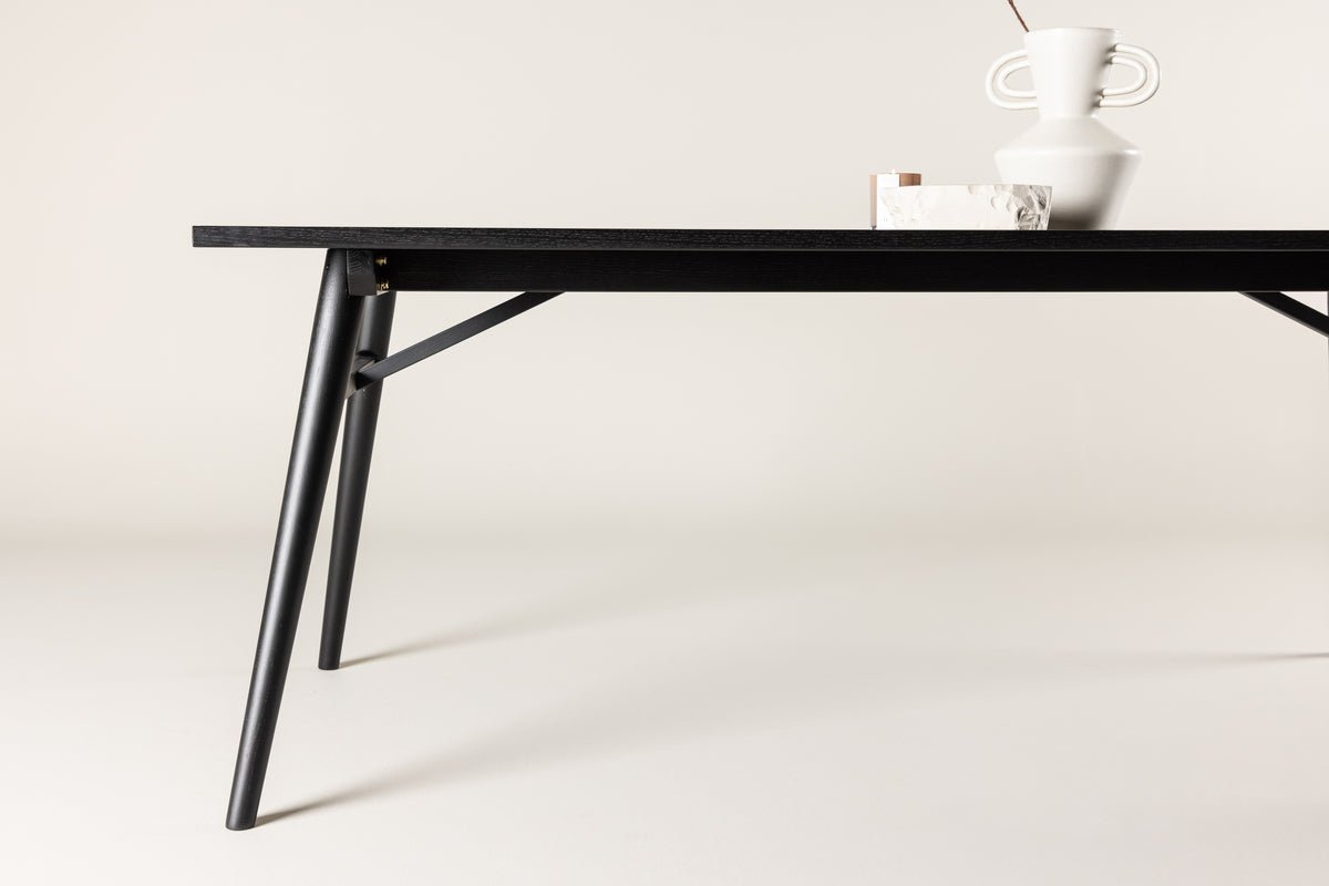 Dining table Maleko – a dining table with character and modern elegance