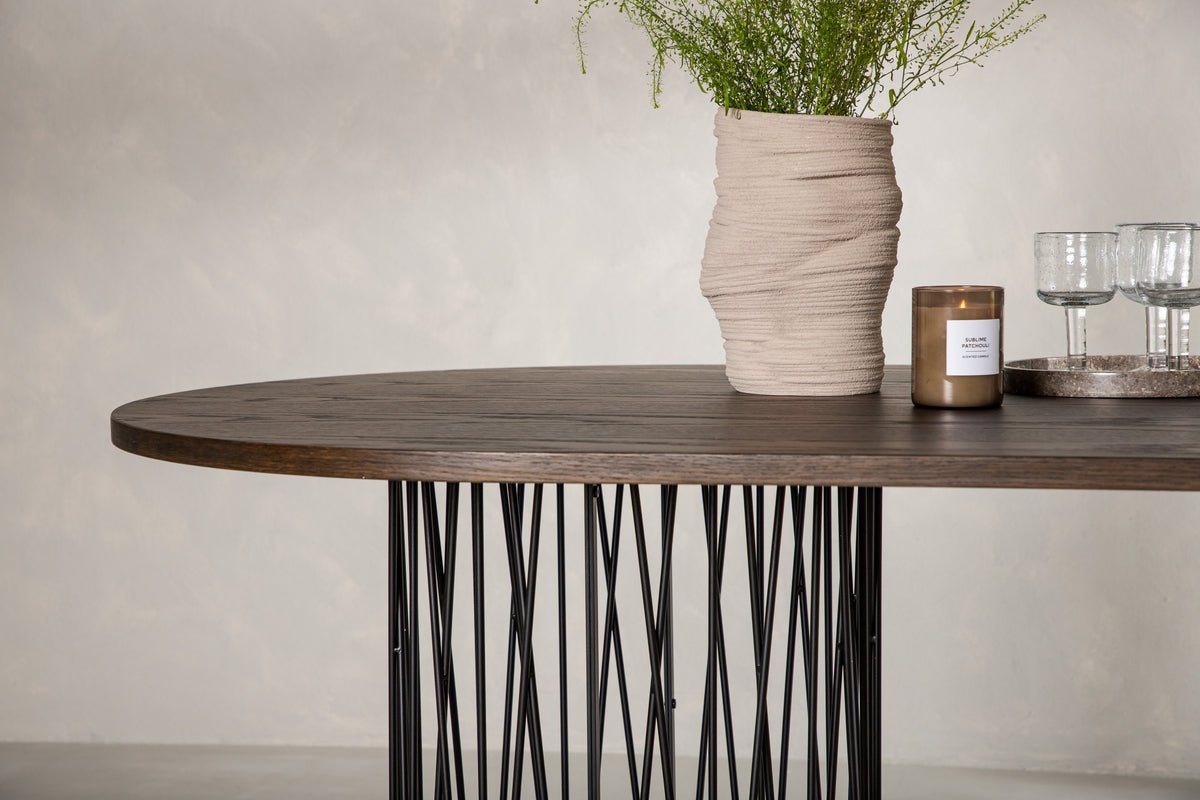 Dining table Kalua - stylish and timelessly elegant