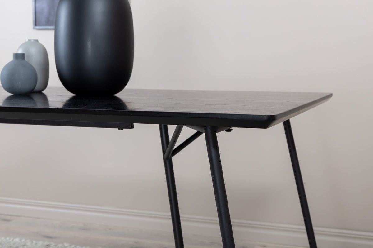 Dining table Tanoa - a Scandinavian inspired design with slightly splayed legs