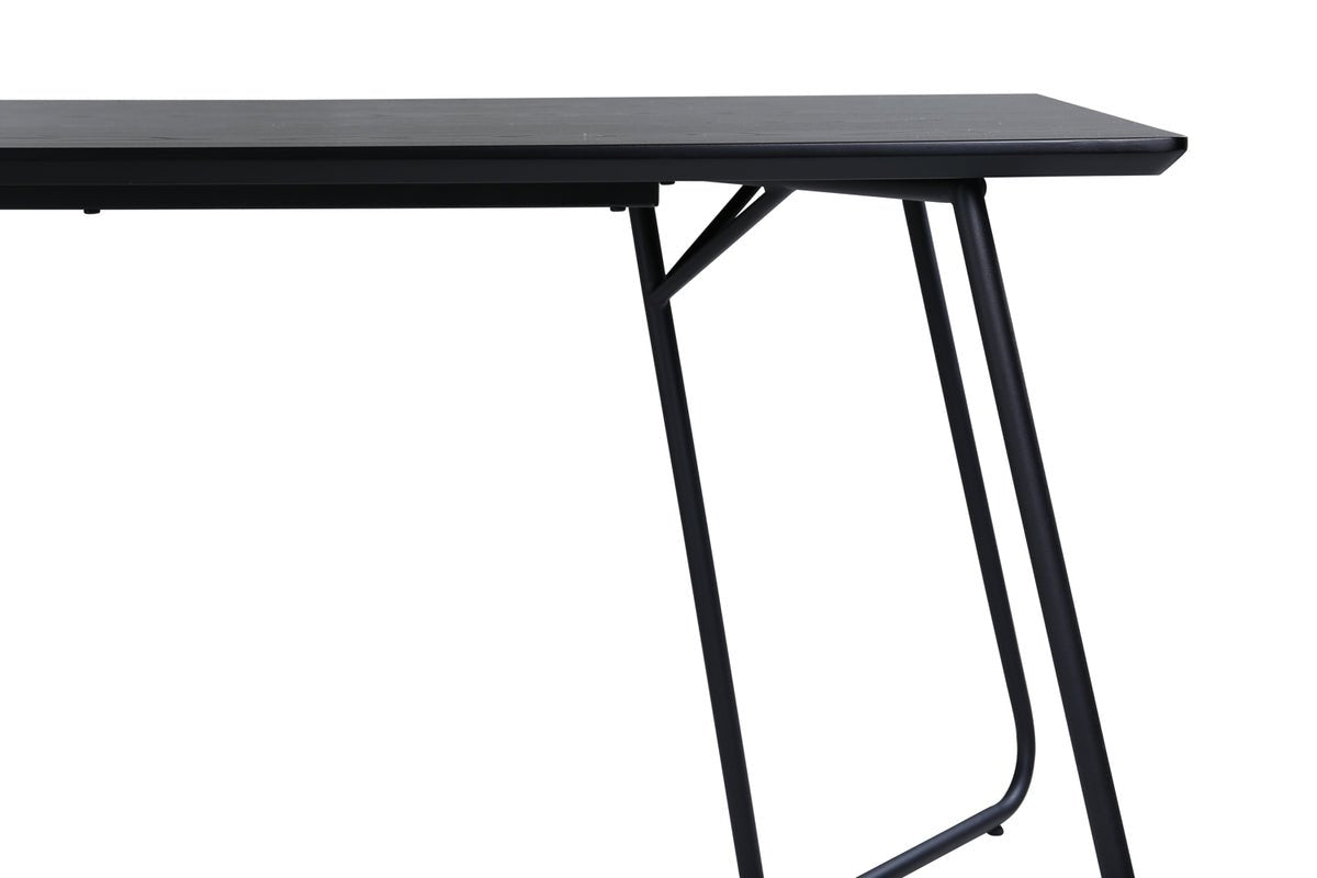 Dining table Tanoa - a Scandinavian inspired design with slightly splayed legs