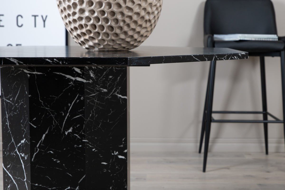 Dining table Orani - rests on a robust frame that combines stability and design