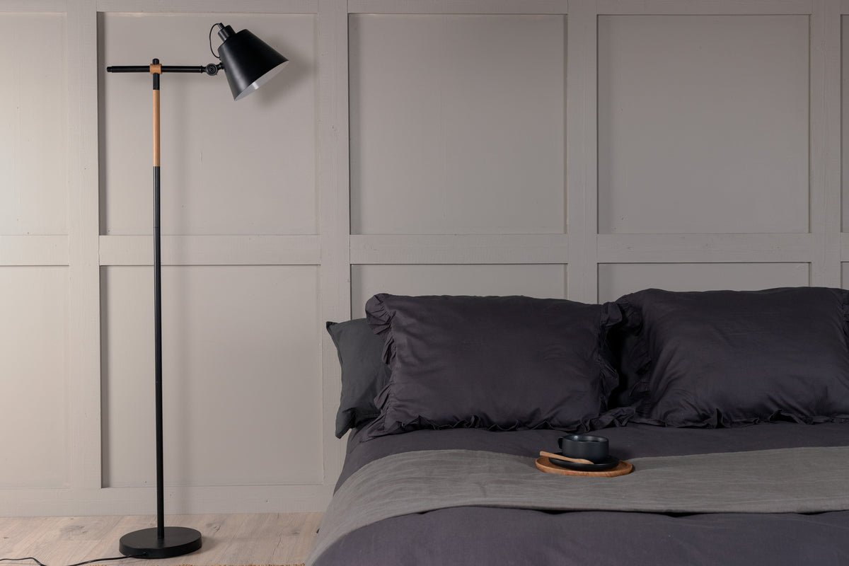 Stehlampe „Grimming“ –  ruhige schwarze Klarheit mit Holzdetails