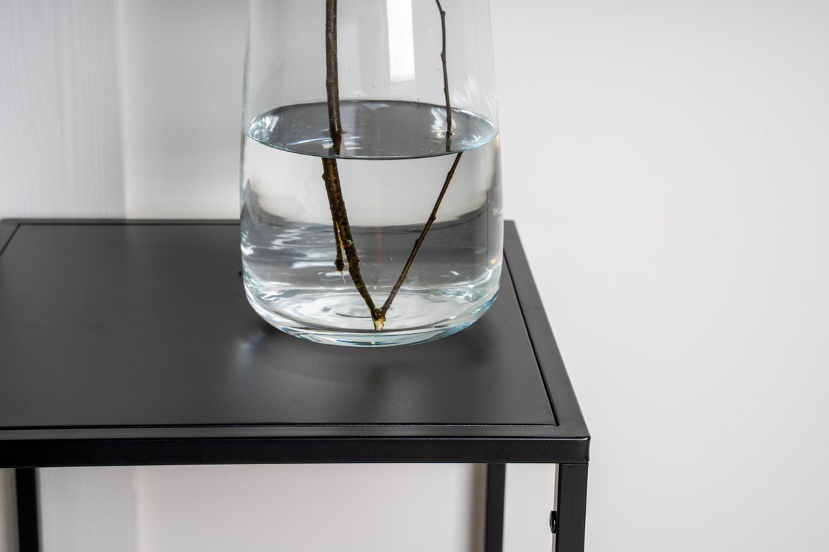 Beistelltisch Konsti – in zwei Größen in Weiß & Schwarz