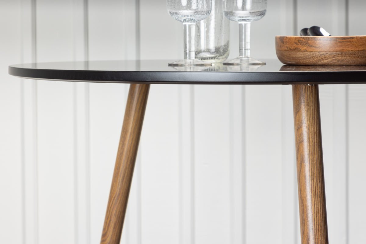 Dining table Koa - round shape and stylish coloring