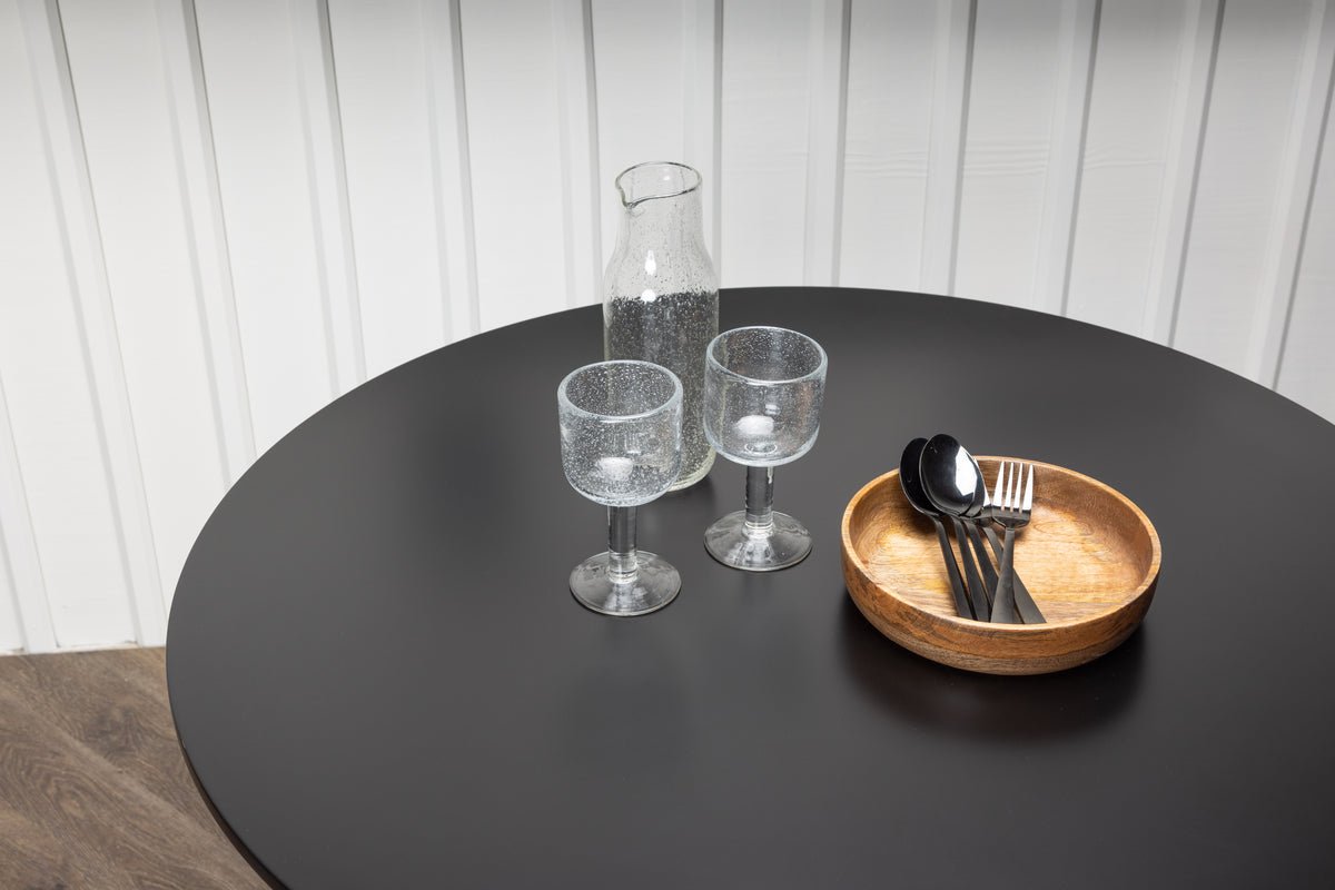 Dining table Koa - round shape and stylish coloring