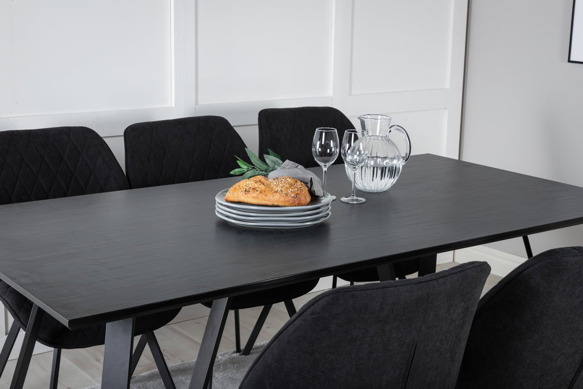 Dining table Waka - the decorative metal legs set a stylish accent