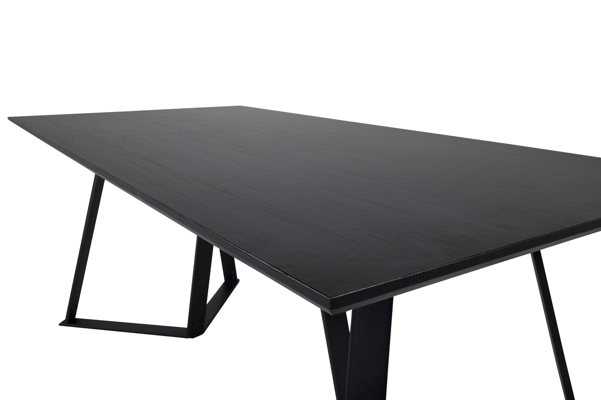 Dining table Waka - the decorative metal legs set a stylish accent