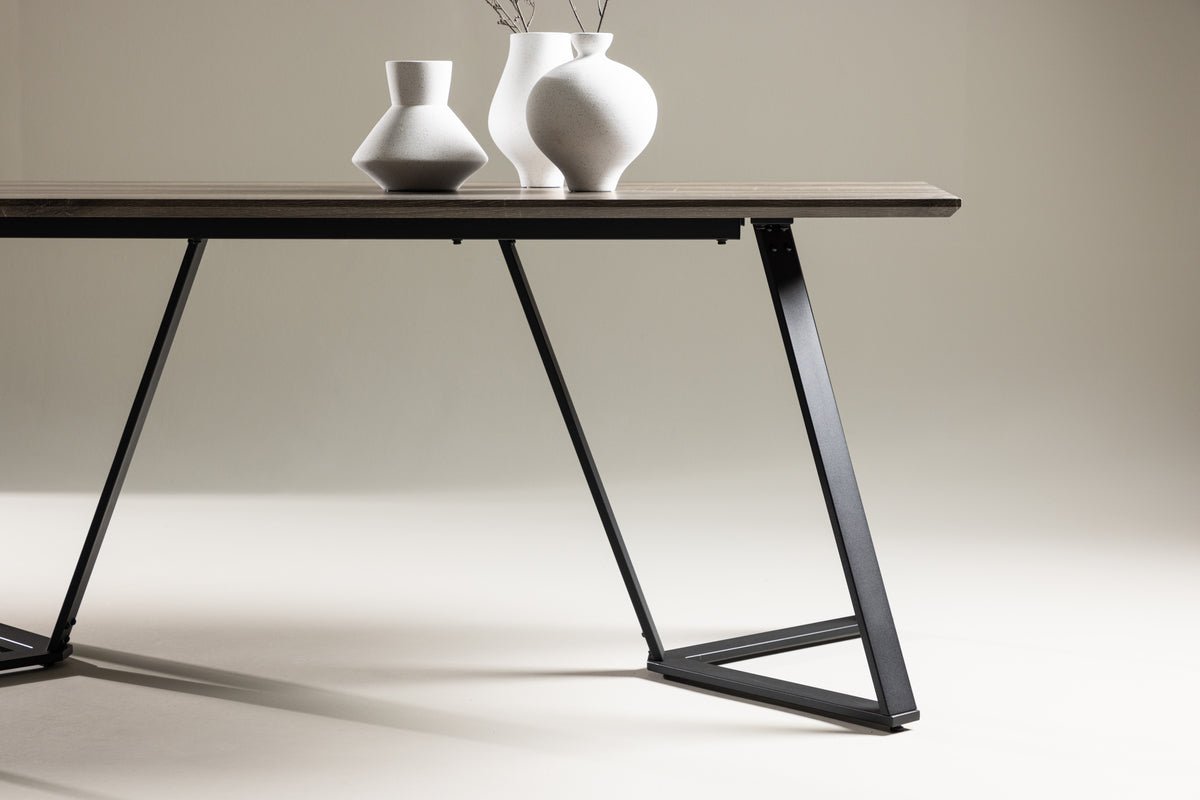 Dining table Waka - the decorative metal legs set a stylish accent