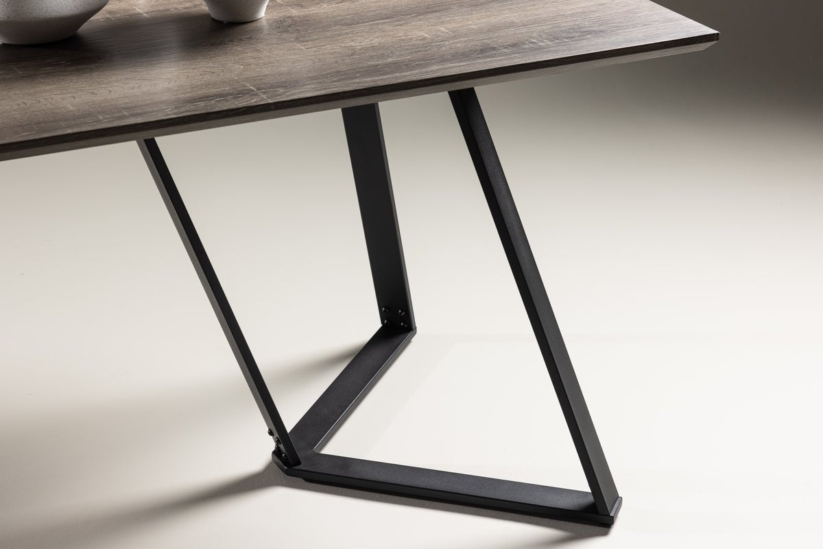 Dining table Waka - the decorative metal legs set a stylish accent