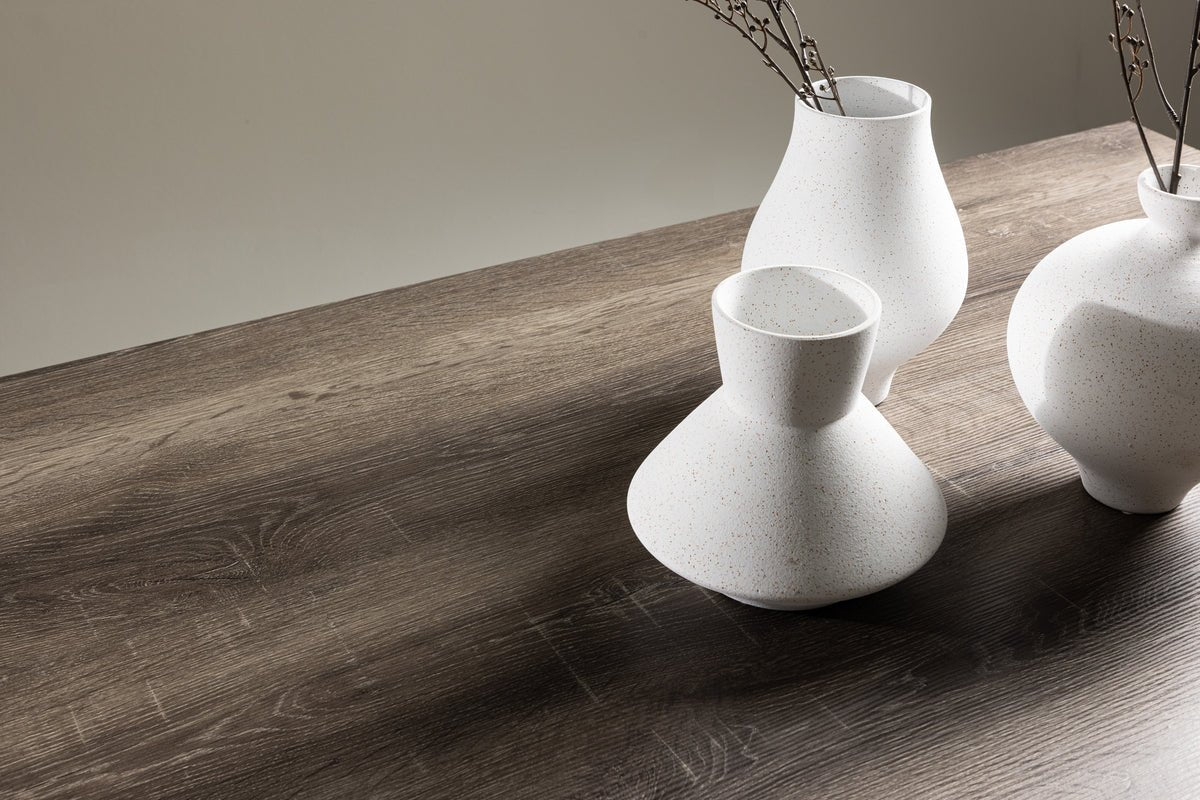 Dining table Waka - the decorative metal legs set a stylish accent