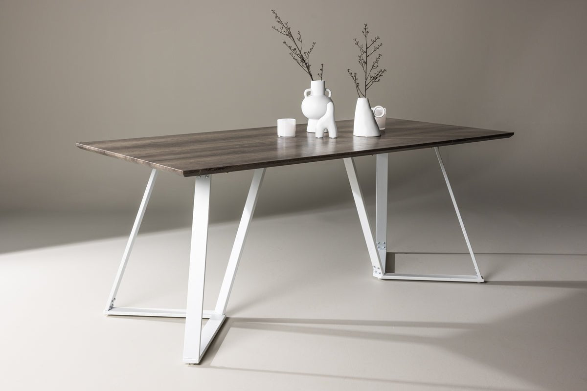 Dining table Waka - the decorative metal legs set a stylish accent