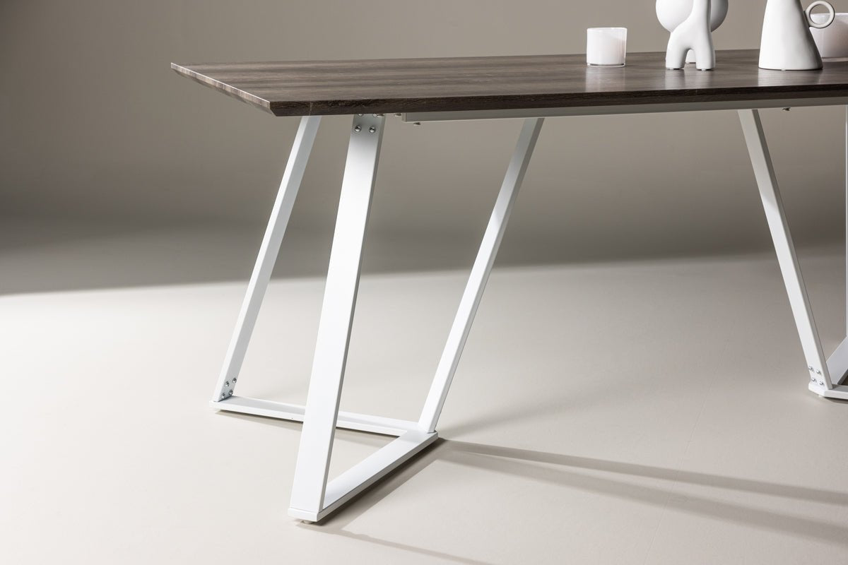 Dining table Waka - the decorative metal legs set a stylish accent