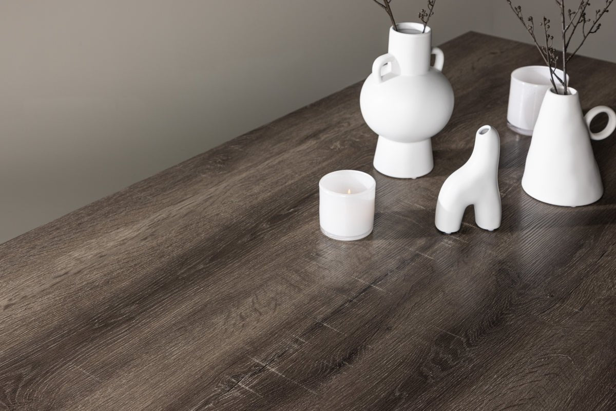 Dining table Waka - the decorative metal legs set a stylish accent