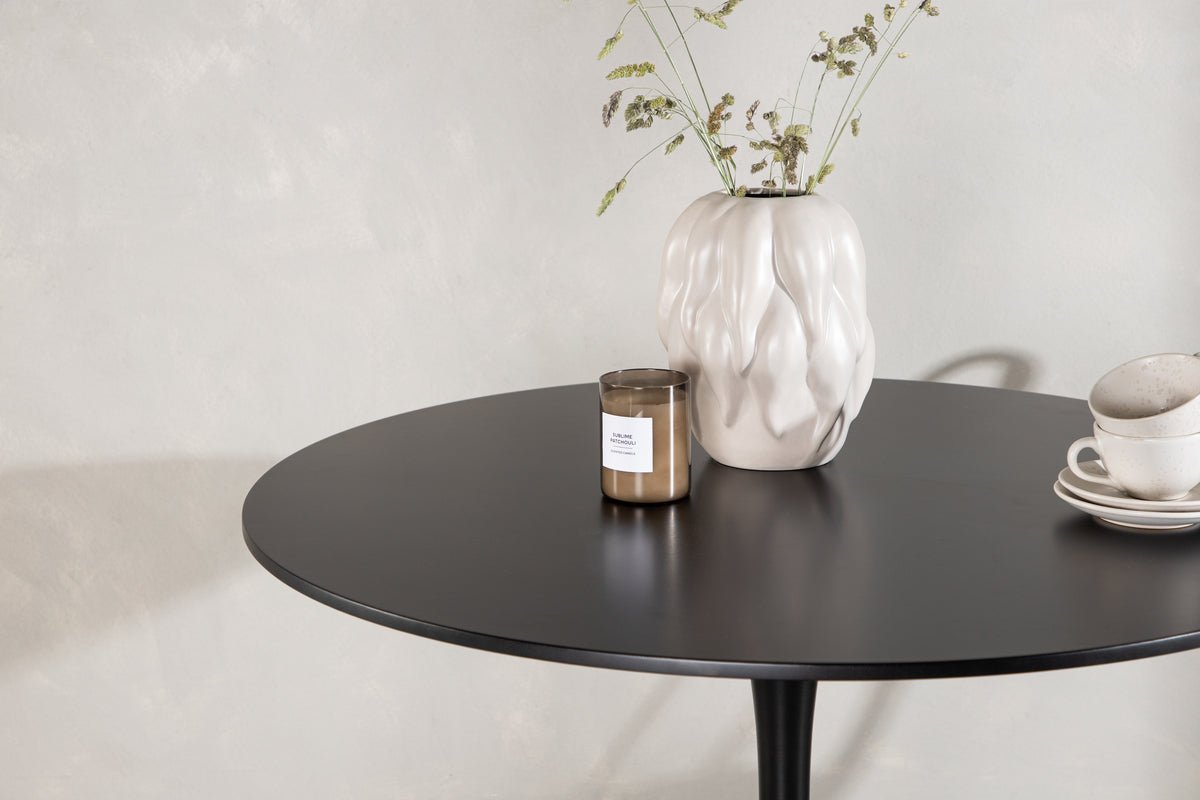 Dining table Avelani - a dining table that combines style and durability