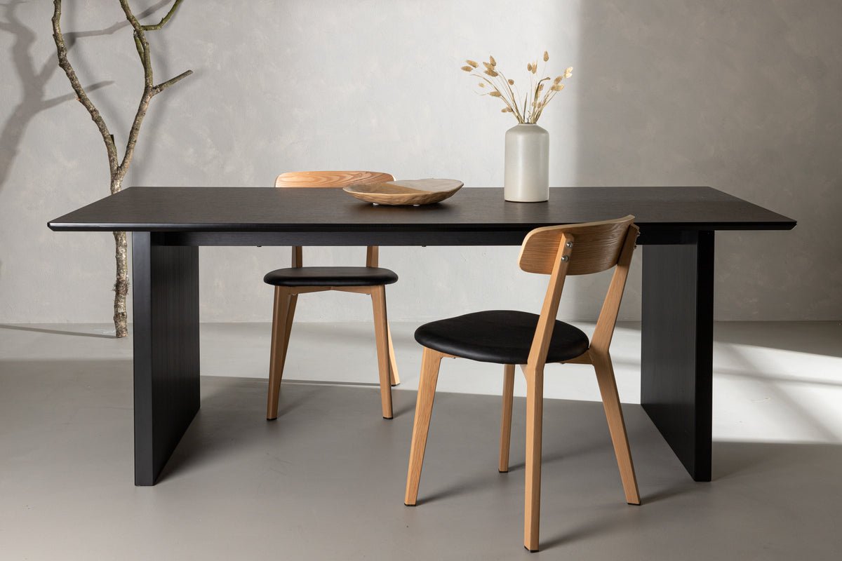 Dining table Thelia - in a straightforward Nordic design