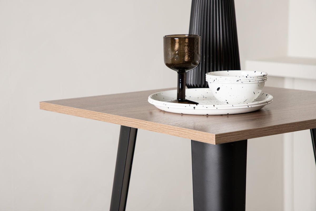 Dining table Keona - in compact form and stylish appearance