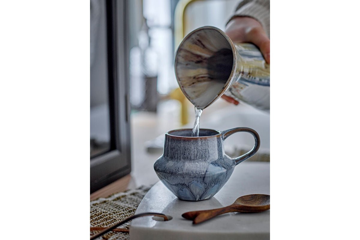 Krug Auris – Stoneware with reactive glaze in Blue & Gold