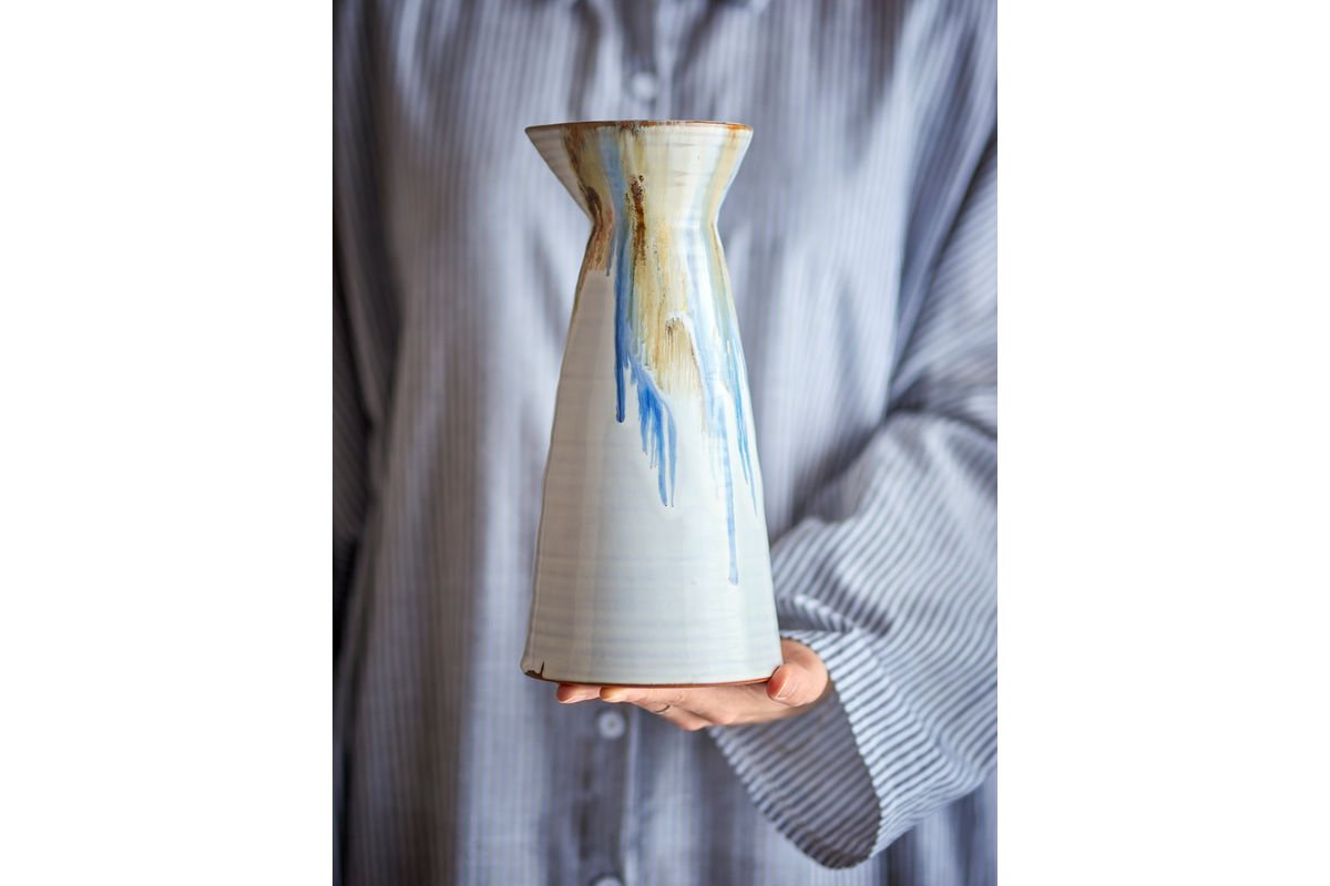 Krug Auris – Stoneware with reactive glaze in Blue & Gold