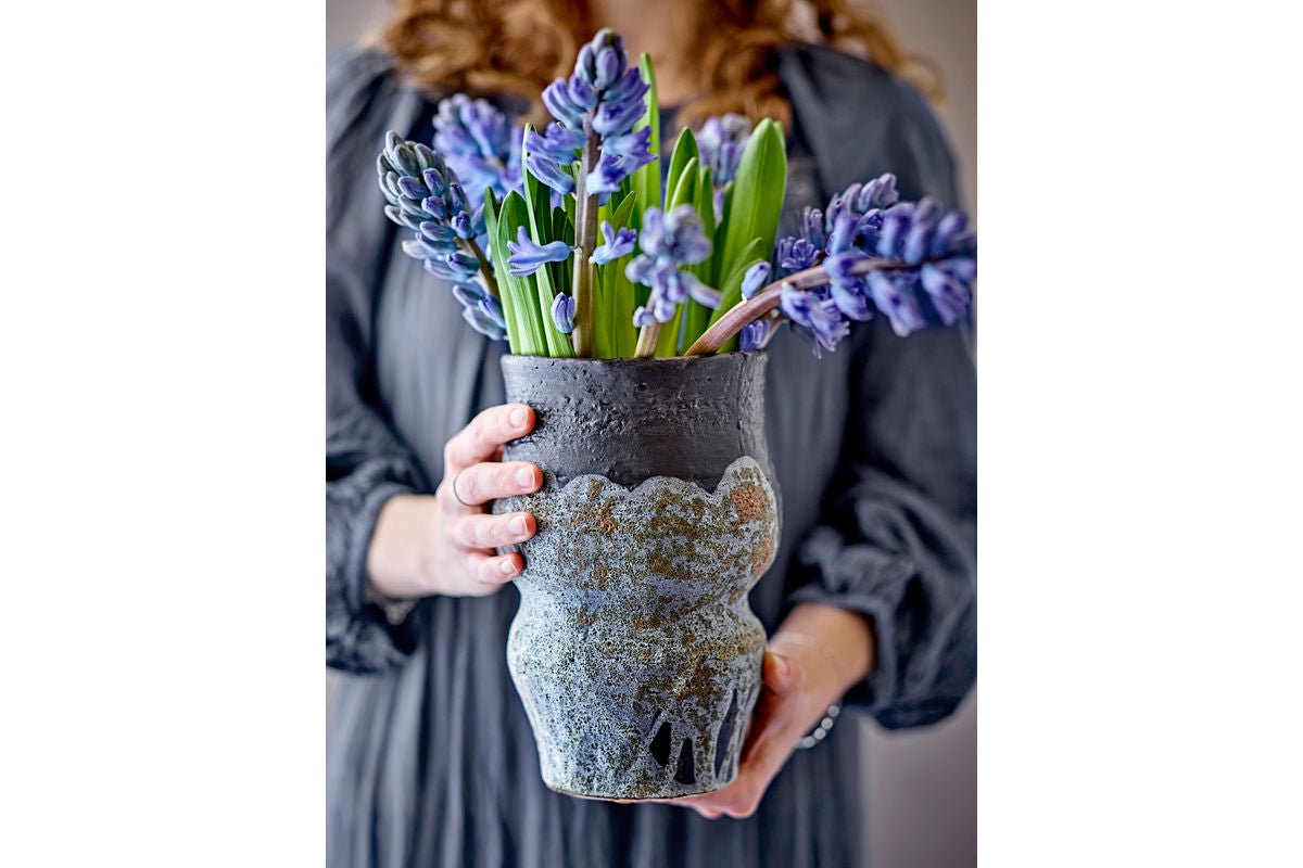 Flower Pot Elvar – Textured Glaze in Blue with Earth Tones