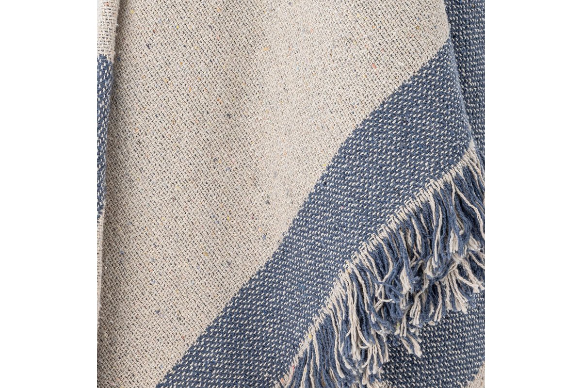 Tagesdecke Noah – Grafisches Design in Blau aus recycelter Baumwolle