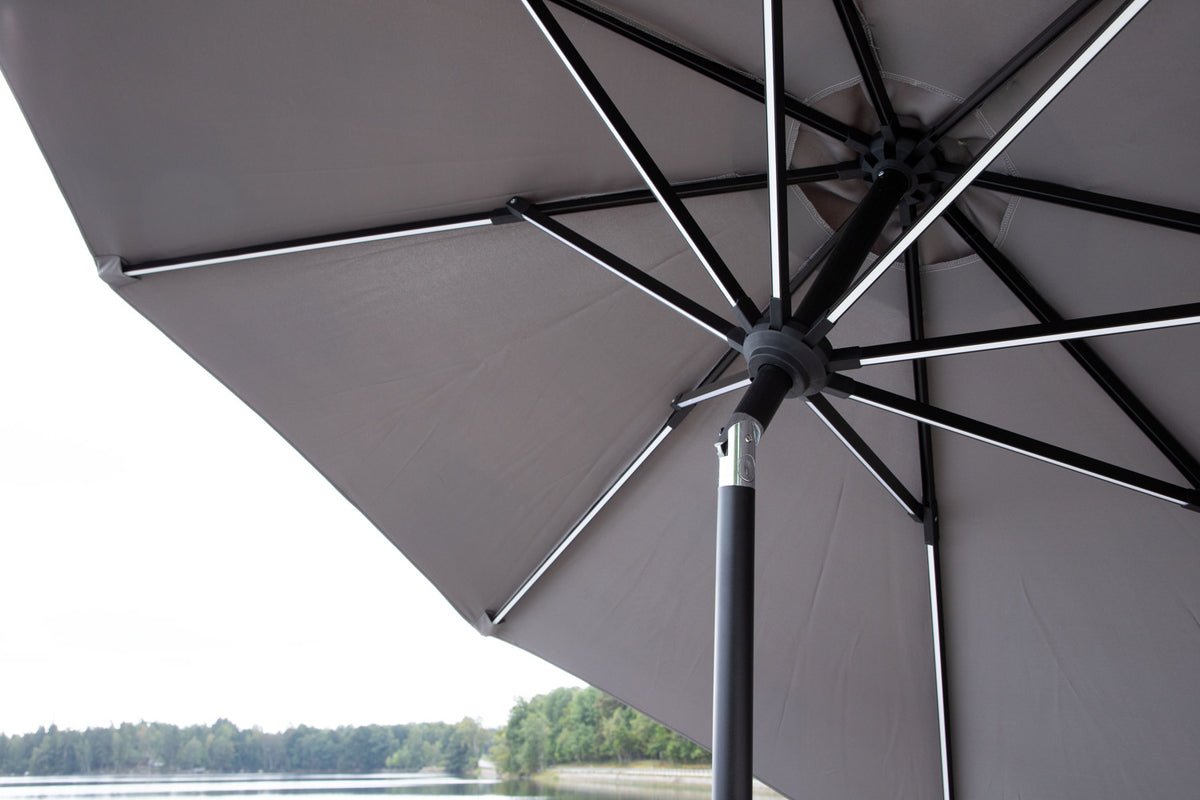 Parasol Lightning – Ø270 cm available in Black or Gray