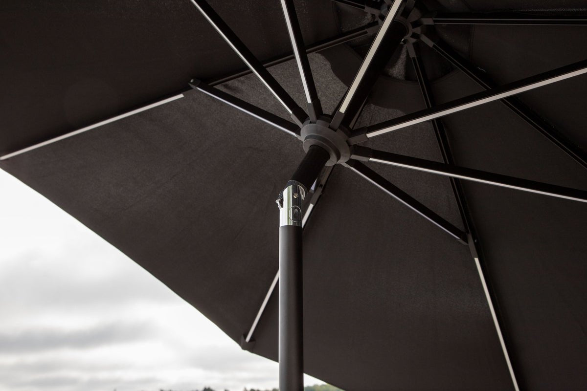 Parasol Lightning – Ø270 cm available in Black or Gray