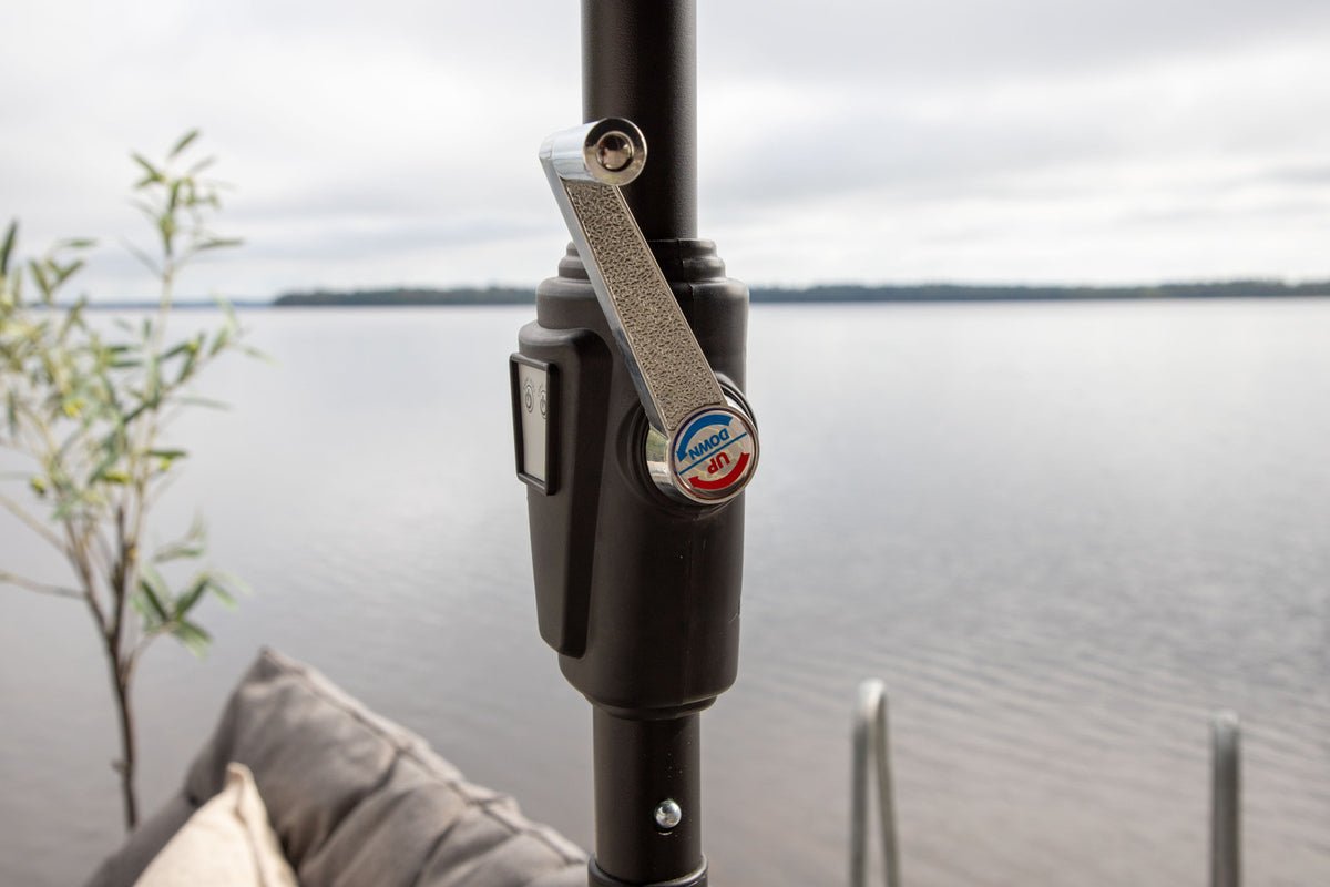 Parasol Lightning – Ø270 cm available in Black or Gray