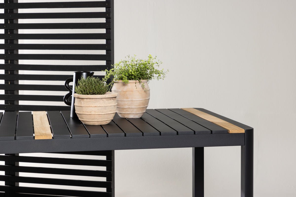 Garden Table Nuru - Teak Wood and Aluminum for Stability and Durability