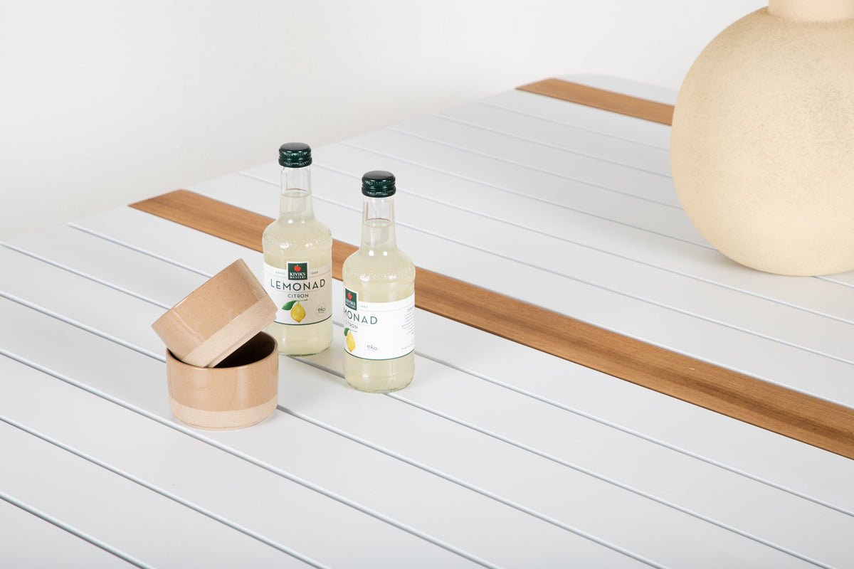 Garden Table Nuru - Teak Wood and Aluminum for Stability and Durability