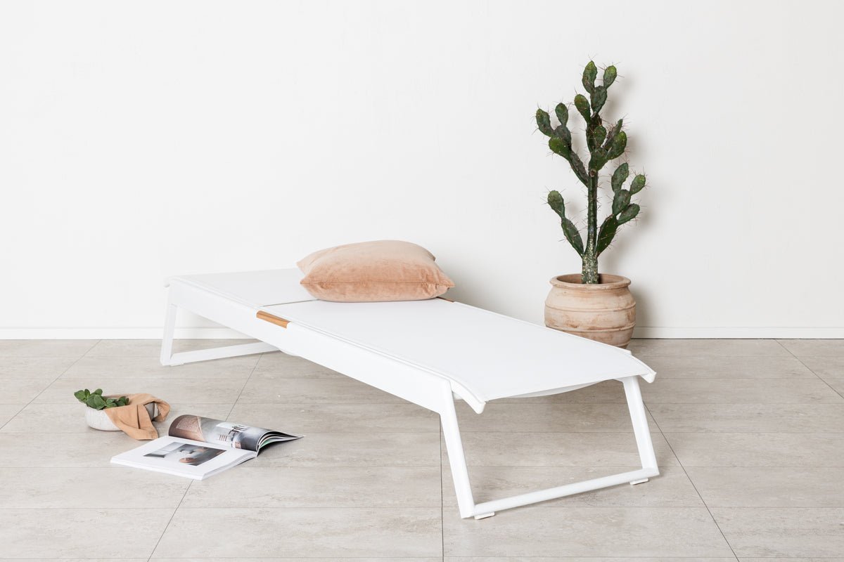 2er Set Sonnenliege Novira - Weiß mit Teakholz-Details