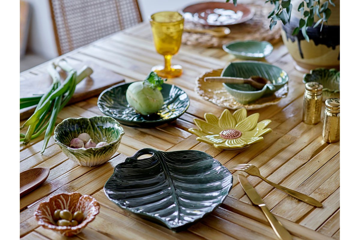 Plate Riva – made of stoneware – with leaf texture