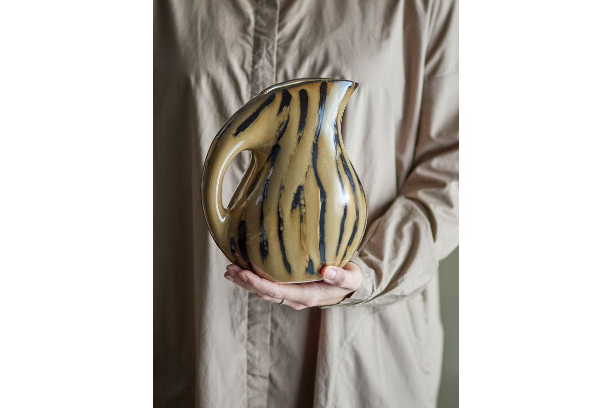 Krug Soren – Stoneware with reactive glaze in Brown