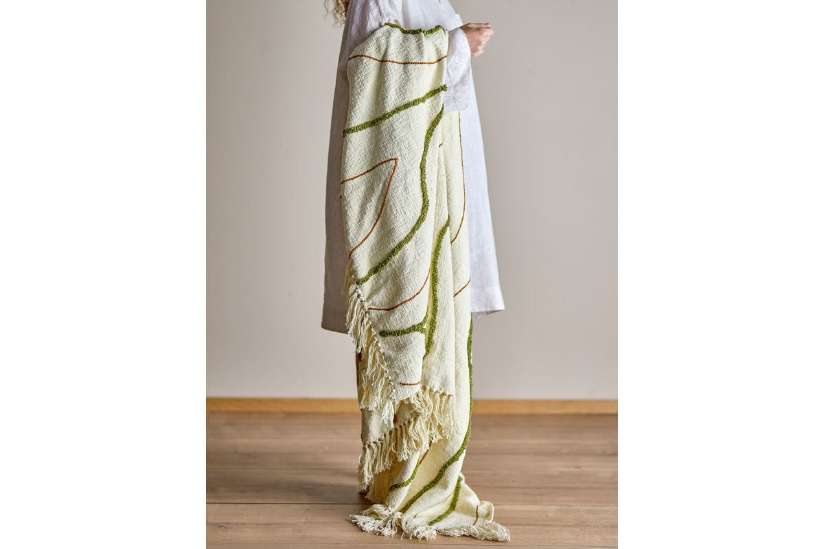 Tagesdecke Domi – Getuftetes und gesticktes Design in natürlichen Farben